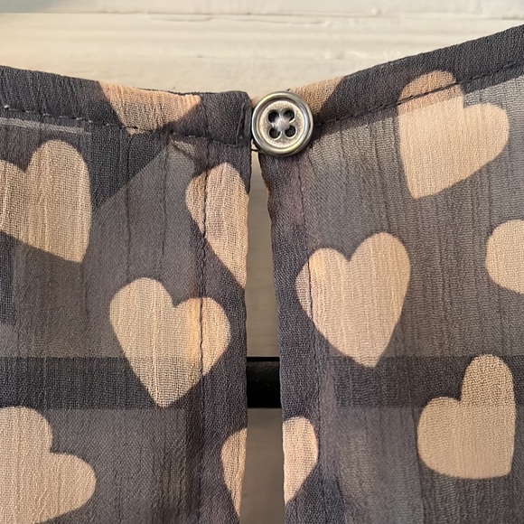 🩷 Banana Republic Heart print - grey and pink sleeveless sheer blouse. Sz M - Picture 5 of 6